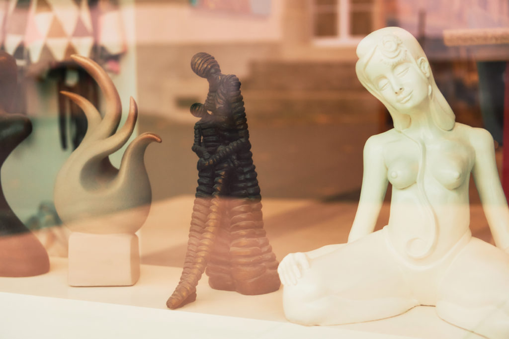 Exposition de sculptures en argile dans vitrine atelier Le Monde d'Annezo