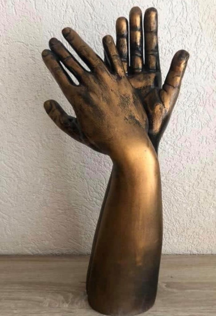 Sculpture Deux mains dorées - Le Monde d'Annezo